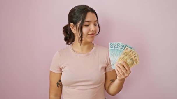Joven Hermosa Mujer Hispana Sonriendo Con Confianza Sosteniendo Billetes Reales — Vídeo de stock