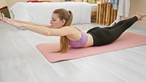 Odaklanmış Bir Kadın Sağlığını Içi Egzersizi Sembolize Ederek Düzenli Yatak — Stok video