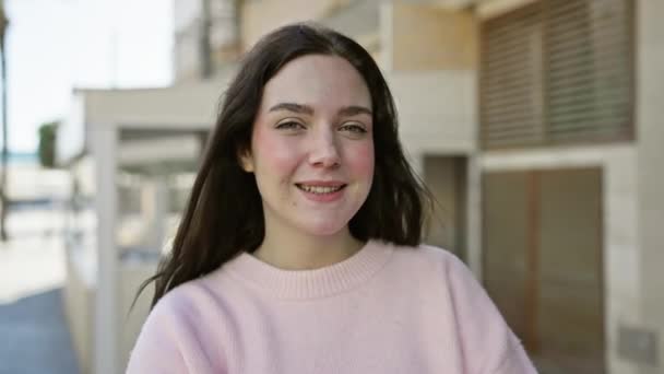 Eine Junge Frau Rosafarbenen Pullover Lächelt Auf Einer Sonnigen Stadtstraße — Stockvideo