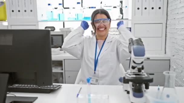 Emocionado Joven Científico Hispano Laboratorio Jubilosamente Gritando Éxito Con Gesto — Vídeo de stock
