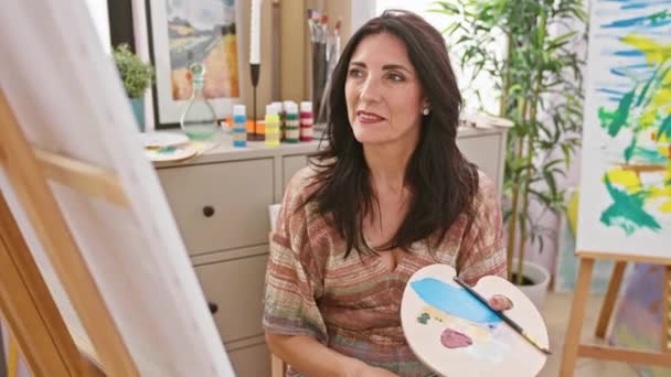 Joyeuse Femme Hispanique Mature Tenant Palette Peinture Clignotant Excellent Signe — Video