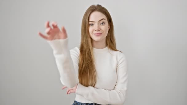 Веселая Молодая Женщина Свитере Жестом Отличный Знак Излучающий Позитив Белом — стоковое видео