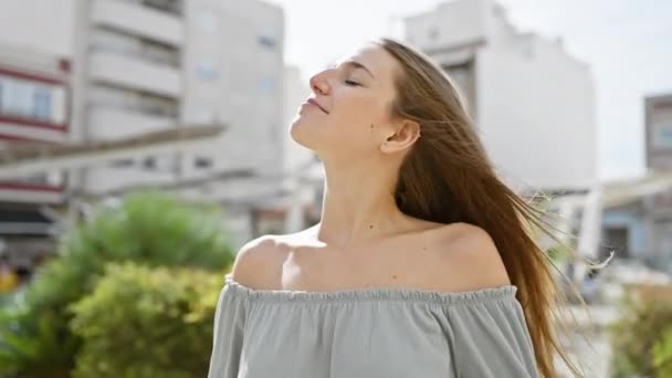 Uma Jovem Serena Desfruta Ambiente Urbano Iluminado Pelo Sol Incorporando — Vídeo de Stock