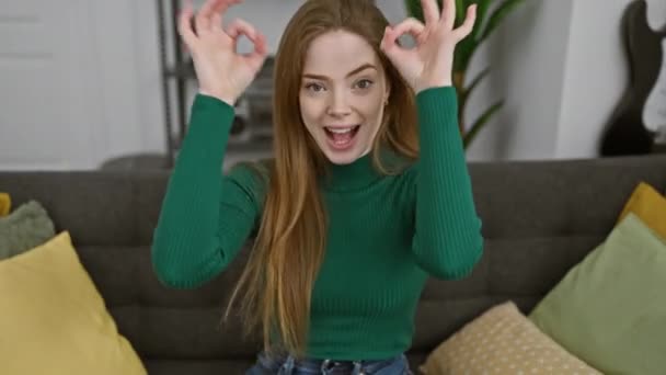 自宅でクレイジーで楽しい 若いブロンドの女性 セータークライド 見栄え Binoculars を作る 舌を出して 彼女の目に笑い — ストック動画