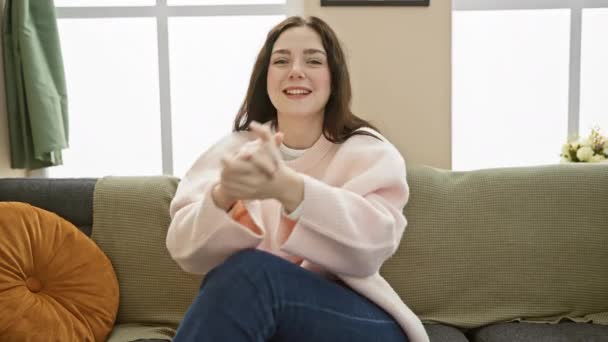 아늑한 설정에서 소파에서 휴식을 스웨터에 — 비디오