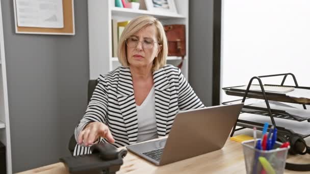 Laptop Çalışan Telefonda Konuşan Olgun Bir Kadını — Stok video