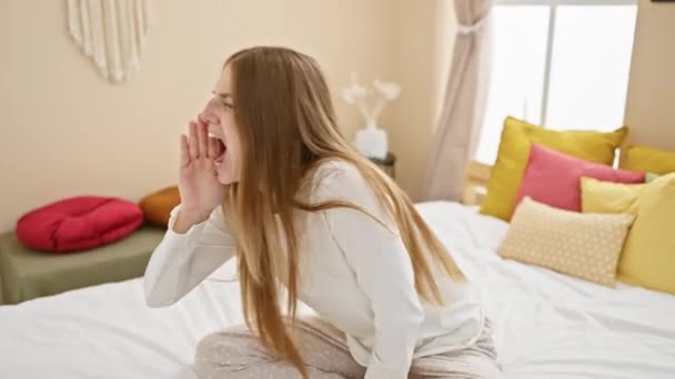 Pijamalı Sinirli Genç Bir Sarışının Yataktan Bağırışları Elini Yana Doğru — Stok video