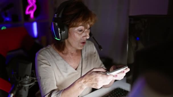 Una Mujer Madura Involucra Con Tecnología Una Sala Juegos Oscura — Vídeos de Stock