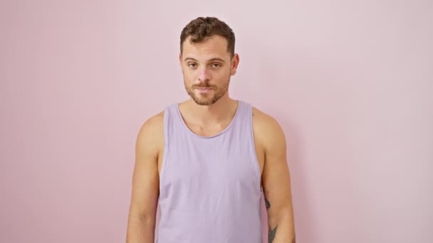 Ohromený Mladý Muž Tričku Bez Rukávů Přes Růžovou Překvapivě Vyplněný — Stock video