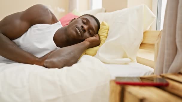 Hombre Africano Durmiendo Cómodamente Dormitorio Luminoso Acogedor Casa Descansando Durante — Vídeo de stock