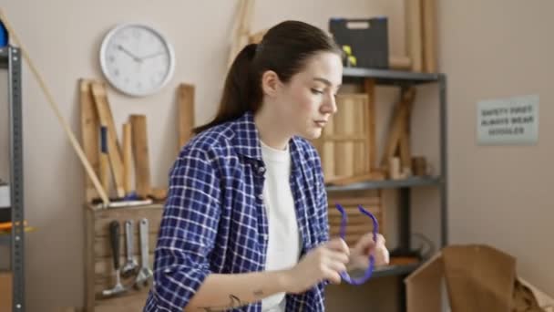 Mulher Focada Óculos Segurança Trabalhando Atentamente Sua Oficina Carpintaria — Vídeo de Stock