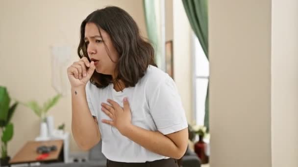 年轻而美丽的慌张女子在家里咳嗽 站在客厅里 预示着对疑似感冒或支气管炎的治疗 — 图库视频影像