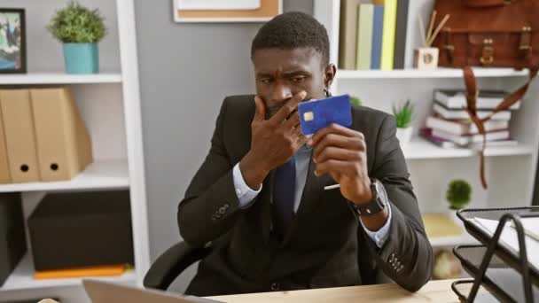 Znepokojený Africký Muž Obleku Zkoumá Kreditní Karty Kancelářské Stole Což — Stock video