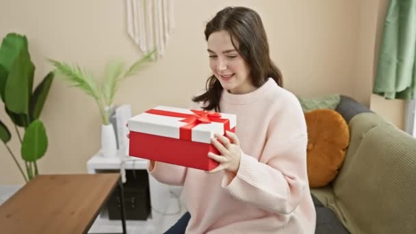 Jonge Vrouw Gevoel Verrast Het Vasthouden Van Een Rode Geschenkdoos — Stockvideo