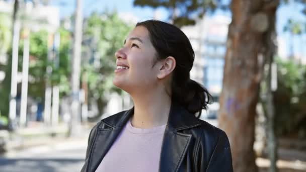 Usmívající Mladá Hispánka Kožené Bundě Sluncem Zalité Městské Ulici — Stock video