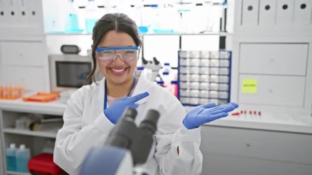 Joven Científica Hispana Asombrada Bellamente Mecedora Gafas Seguridad Apunta Con — Vídeo de stock