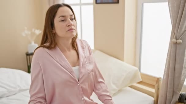 Una Mujer Relajada Pijama Rosa Que Extiende Dormitorio Luminoso Exudando — Vídeo de stock