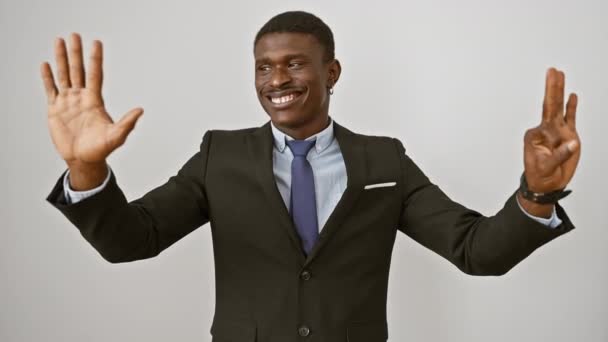 Szczęśliwy Afrykański Amerykanin Garniturze Stojący Uśmiechnięty Pewnie Pokazujący Numer Osiem — Wideo stockowe