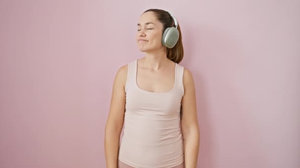 Veselá Mladá Žena Sportovním Oblečení Ruší Hudbu Sluchátkách Její Modré — Stock video