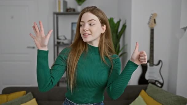 Blondýny Mladá Žena Usmívá Ukazuje Číslo Šest Prsty Její Útulný — Stock video