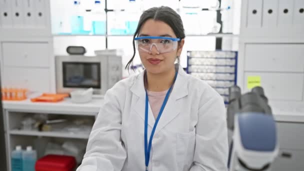 Glada Unga Latinamerikanska Forskare Strålar Ger Tecken Genom Skyddsglasögon Lab — Stockvideo