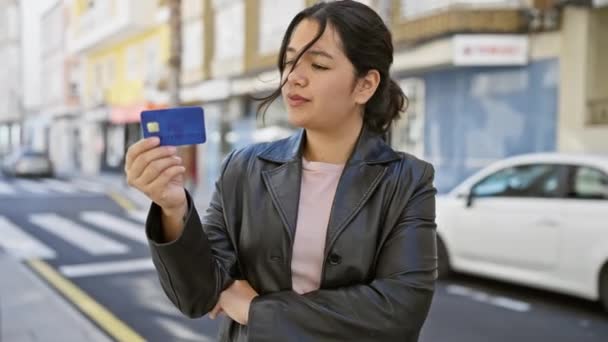 Pensive Hispanische Frau Mit Kreditkarte Freien Urbaner Umgebung Die Über — Stockvideo