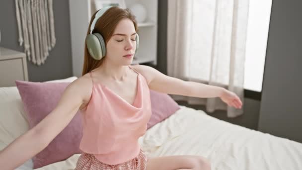 Una Mujer Serena Estira Medita Dormitorio Evocando Tranquilidad Con Auriculares — Vídeo de stock