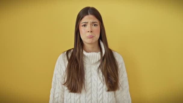 우울한 히스패닉 화가와 스트레스 노란색 배경을 스웨터 슬픔과 분노를 걱정과 — 비디오