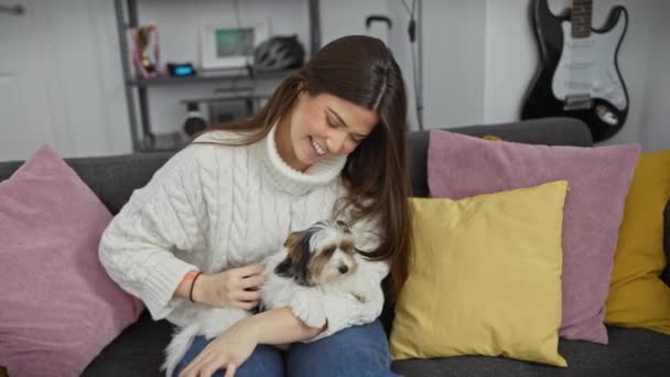 Femeie Zâmbitoare Care Își Mângâie Terrierul Canapea Confortabilă Perne Colorate — Videoclip de stoc