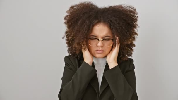 Stresli Kıvırcık Saçlı Spanyol Kadın Migrenin Şiddetine Yenik Düşen Izole — Stok video