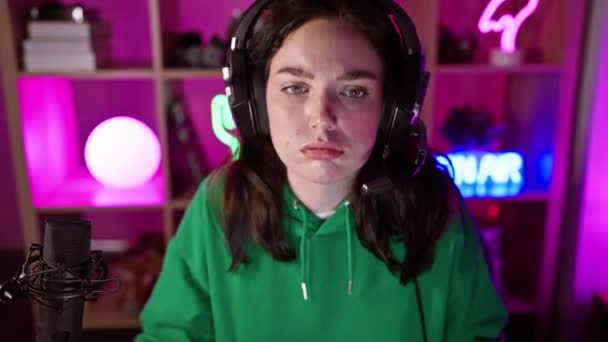 Caucasian Woman Headphones Neon Lit Gaming Room Expressing Discomfort — Stock Video