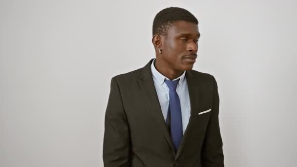 Snygg Afrikansk Amerikansk Man Kostym Tryggt Gestikulera Shh Mot Isolerad — Stockvideo