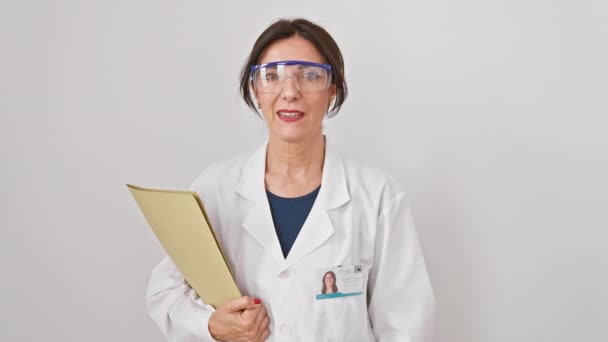Ώριμη Ισπανόφωνη Γυναίκα Στέκεται Φορώντας Γυαλιά Ασφαλείας Κρατώντας Πρόχειρο Κάνει — Αρχείο Βίντεο