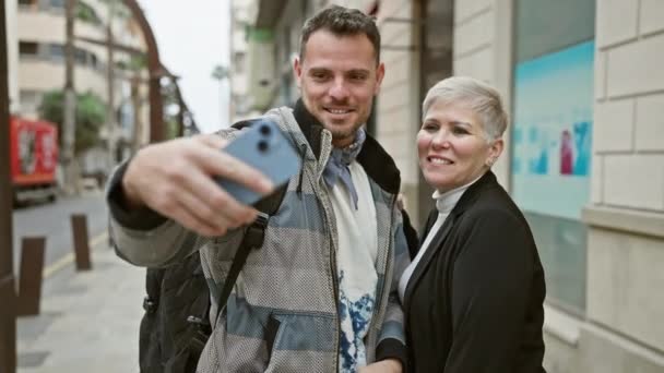 Mann Und Frau Posieren Für Ein Selfie Auf Einer Städtischen — Stockvideo
