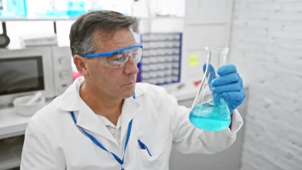 Scientifique Mature Examine Une Fiole Avec Liquide Bleu Laboratoire — Video