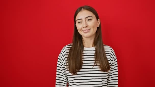 Λάμψη Εμπιστοσύνης Όμορφη Νεαρή Ισπανίδα Γυναίκα Κουνιστό Ριγέ Shirt Επιδεικνύοντας — Αρχείο Βίντεο