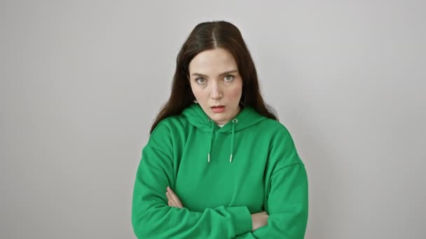 Sceptyczna Młoda Kobieta Nieprzekonana Wyraz Twarzy Niedowierzająca Ubrana Luźną Bluzę — Wideo stockowe