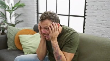 Heyecanlı genç adam sevinçten deliye dönüyor, koltuğunda oturup çılgın bir zaferi kutluyor, kolları havada - kapalı bir zafer.!