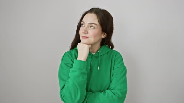 Tankevækkende Ung Kvinde Iført Sweatshirt Stående Isoleret Hvid Baggrund Hånd – Stock-video