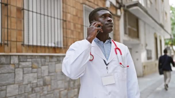 城市街道上的一个听诊器随叫随到的非洲男医生 — 图库视频影像