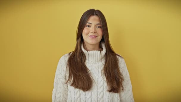 Neşeli Genç Spanyol Bir Kadın Rahat Bir Kazak Giyiyor Kameraya — Stok video