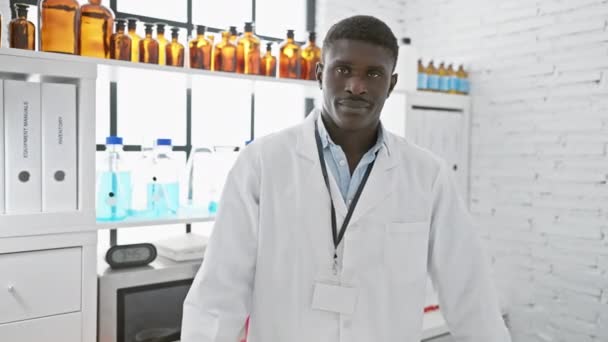 Uomo Africano Fiducioso Camice Laboratorio Trova Laboratorio Moderno Con Braccia — Video Stock