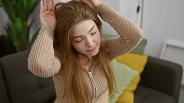 Skeptická Ale Hravá Mladá Blondýnka Cynicky Gestikulovala Rukama Doma Velikonoční — Stock video