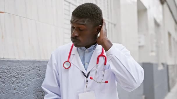 Africano Homem Médico Dor Cabeça Livre — Vídeo de Stock