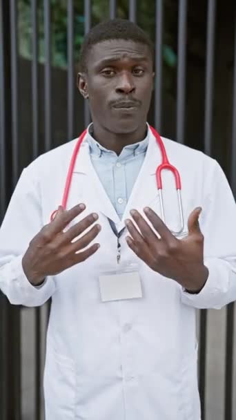 Fiducioso Medico Africano Maschio Con Stetoscopio Posa All Aperto Ambiente — Video Stock