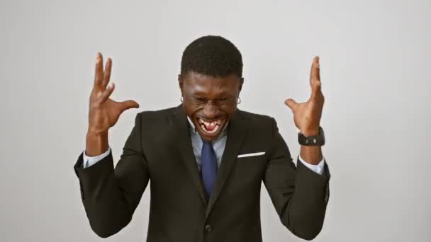 Emocionado Hombre Afroamericano Traje Levantado Brazos Celebrando Victoria Loca Sonrisa — Vídeo de stock
