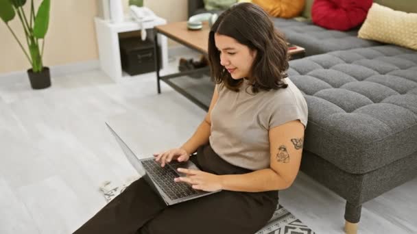 Mujer Hispana Usando Laptop Una Sala Estar Moderna Mostrando Comodidad — Vídeos de Stock