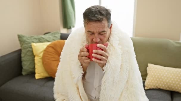 Ένας Ώριμος Άντρας Τυλιγμένος Λευκή Κουβέρτα Πίνει Από Μια Κόκκινη — Αρχείο Βίντεο
