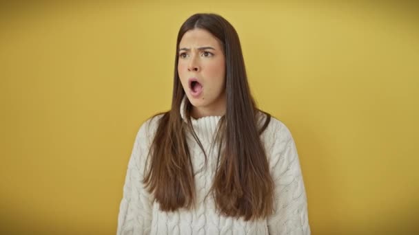 Dühös Fiatal Spanyol Gyönyörű Dühében Frusztráltan Sikoltozik Elszigetelt Sárga Háttér — Stock videók