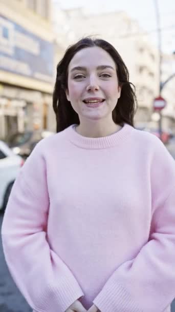 Портрет Молодой Женщины Розовом Свитере Позирующей Фоне Городской Улицы — стоковое видео